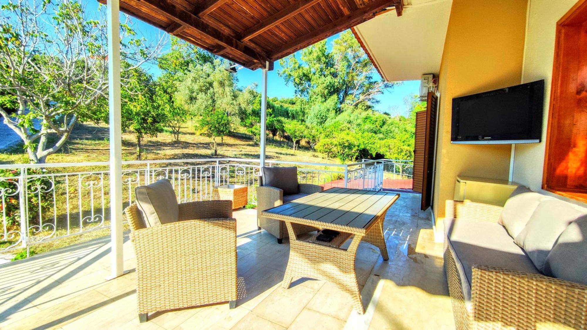 The Elysian At Nicopolis Jacuzzi Apartment Nikopolis Room photo